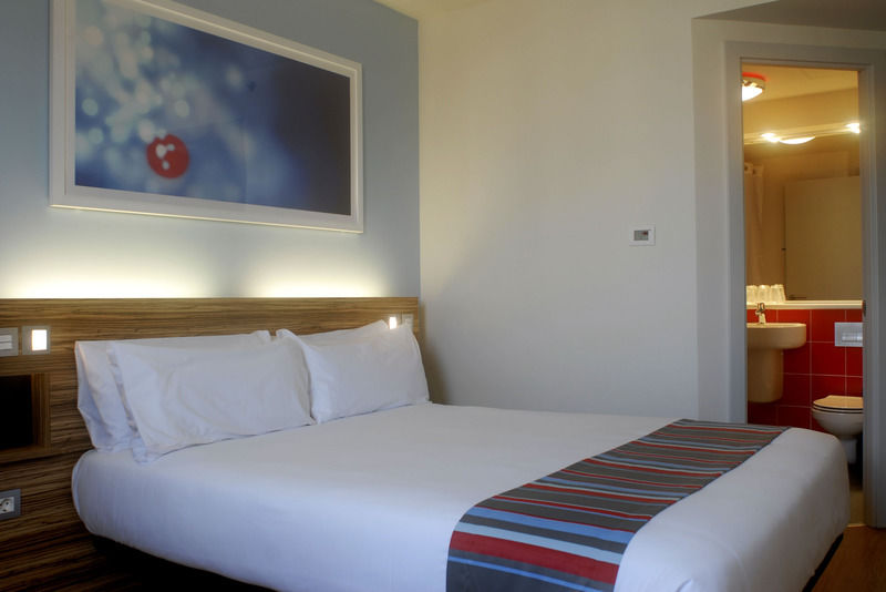 Travelodge Manchester Central Екстериор снимка